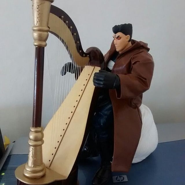 Adjusting to his new harp.